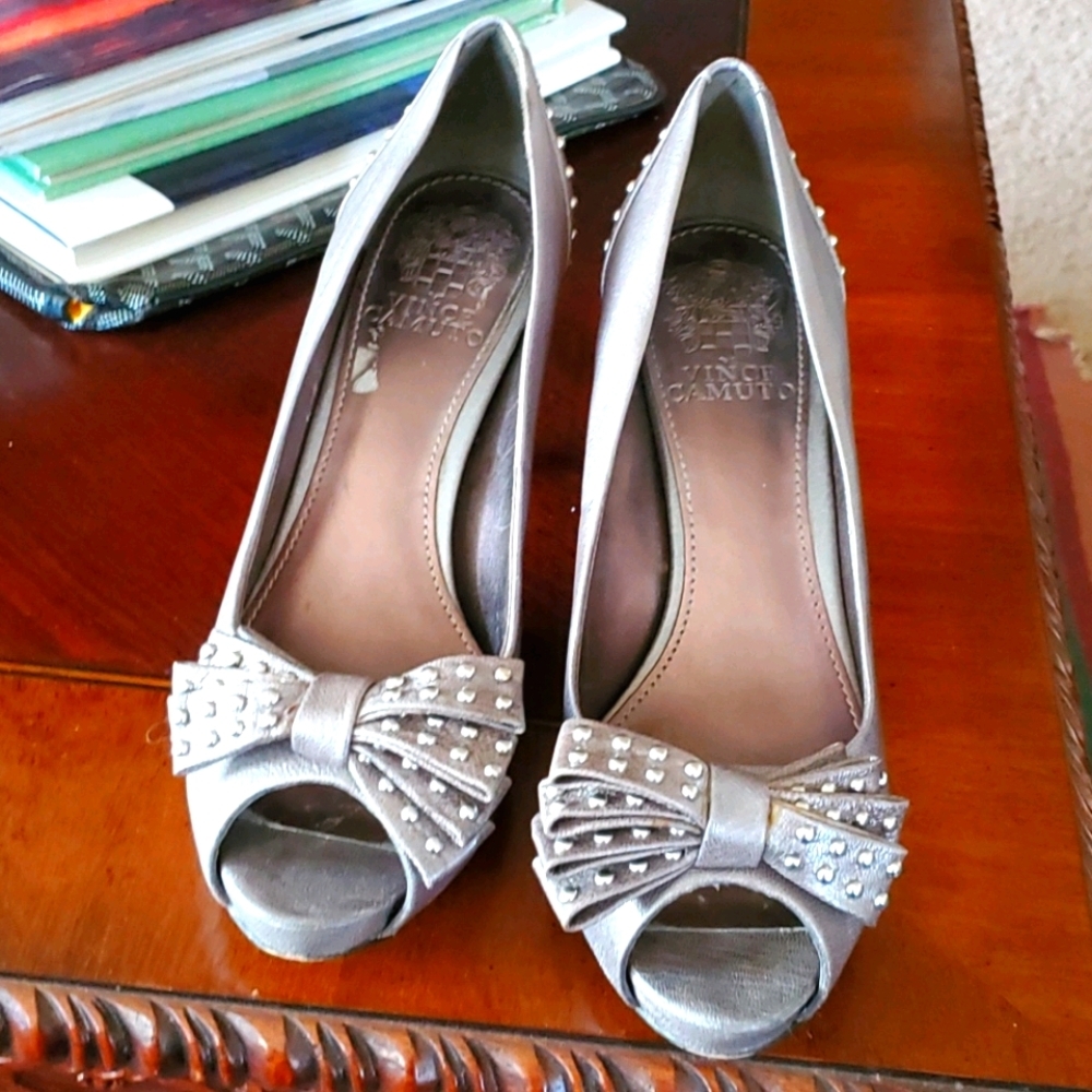 VINCE CAMUTO silver leather Bows&Studs 👠heel 6.5